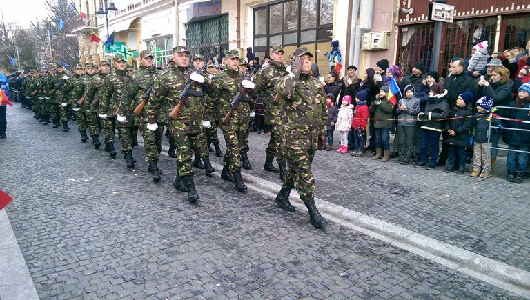 Zi Naţională cu defilare şi folclor