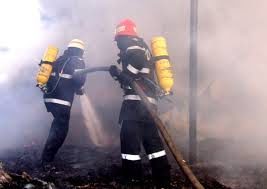 Locuinţe ameninţate de flăcări, salvate de pompieri