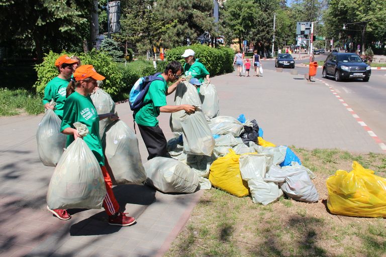 Gunoaie strânse selectiv cu mii de voluntari