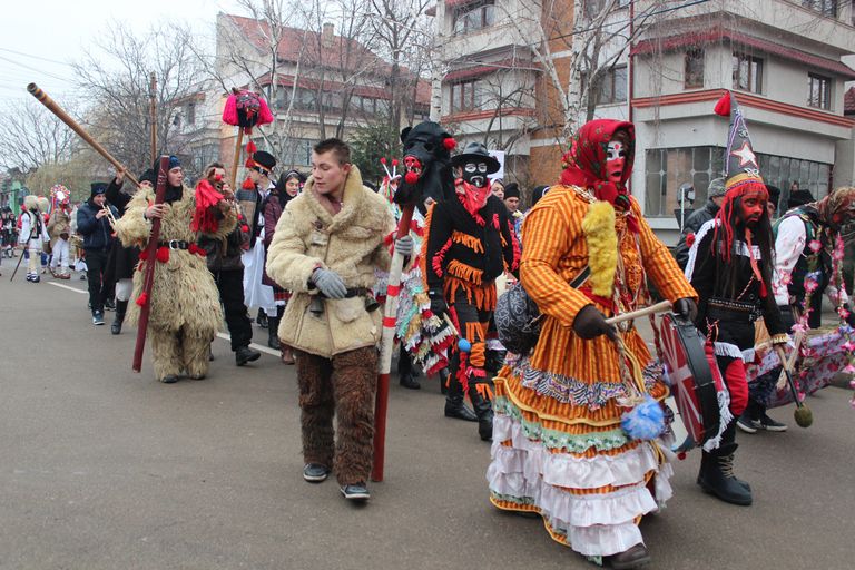 Paradă de datini și obiceiuri la Darabani. Programul manifestării