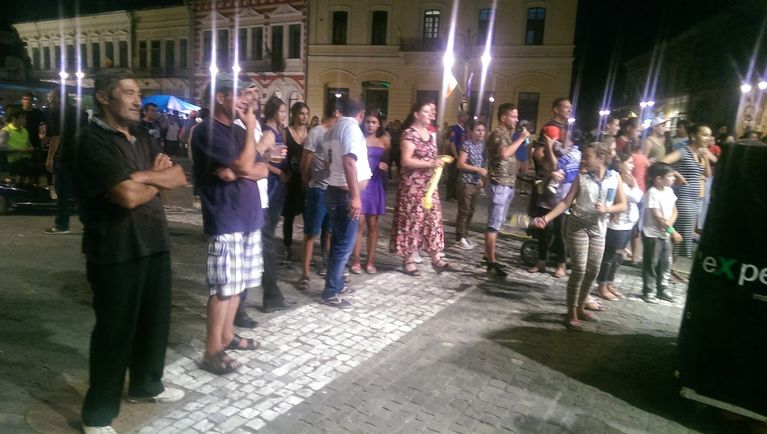 Spectatori aşteptaţi la festival în fieful romilor
