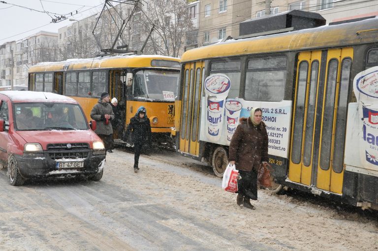 Botoşăneni întârziaţi de o avarie la linia de tramvai