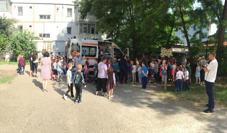 Panică la Evaluarea Națională în Botoșani: ambulanțe chemate pentru doi elevi