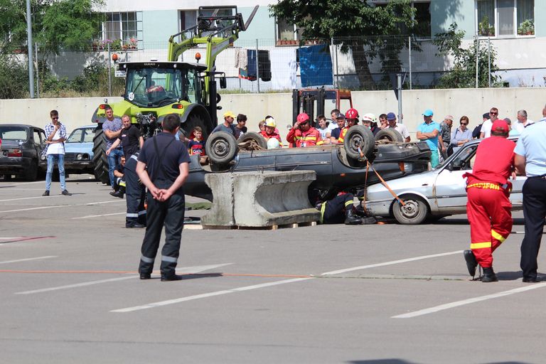 Pompierii se întrec în probe de descarcerare