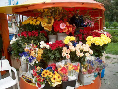 Comercianții stradali de flori, luați în vizor de polițiștii locali