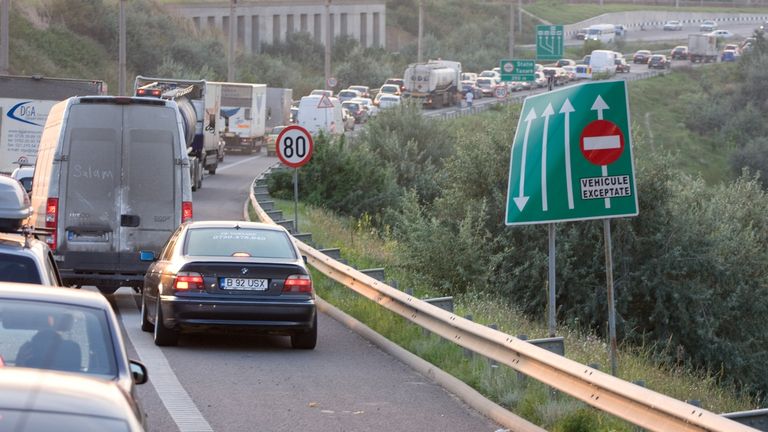 Cinci români mor zilnic pe şosele