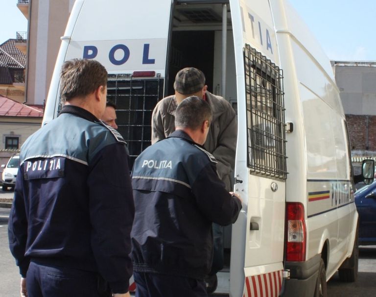 Înfiorător! Un botoșănean și-a agresat sexual fiica în vârstă de 12 ani Înfiorător! Un botoșănean și-a agresat sexual fiica în vârstă de 12 ani