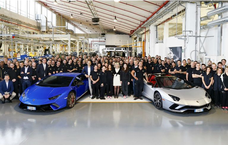 Lamborghini a produs mii de Aventador şi Huracan