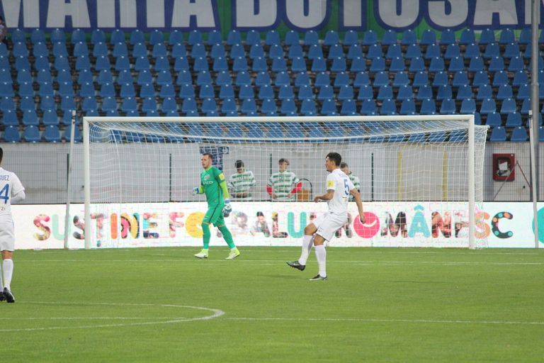 Jucătorii FC Botoşani împart banii primiţi de la FRF