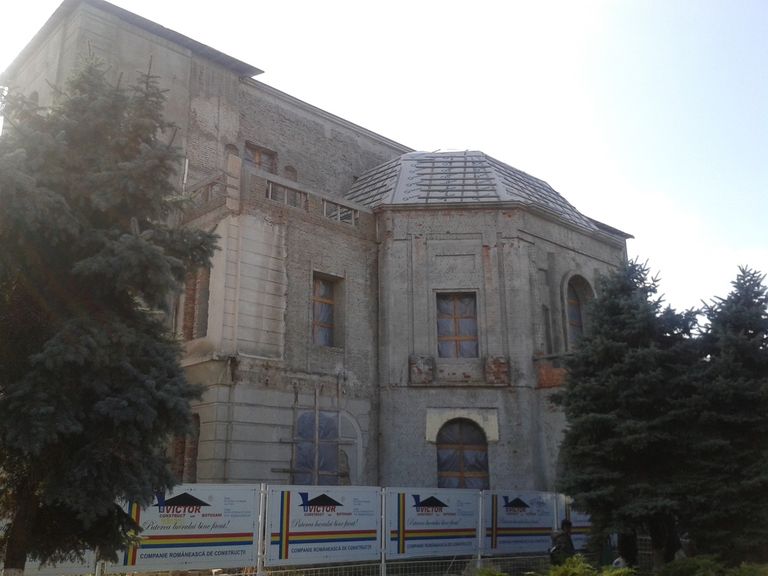 Protest cu teatru jucat lângă ruine