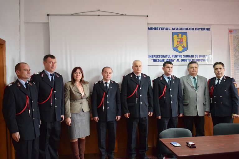Pompieri decoraţi şi avansaţi de Ziua Naţională a României