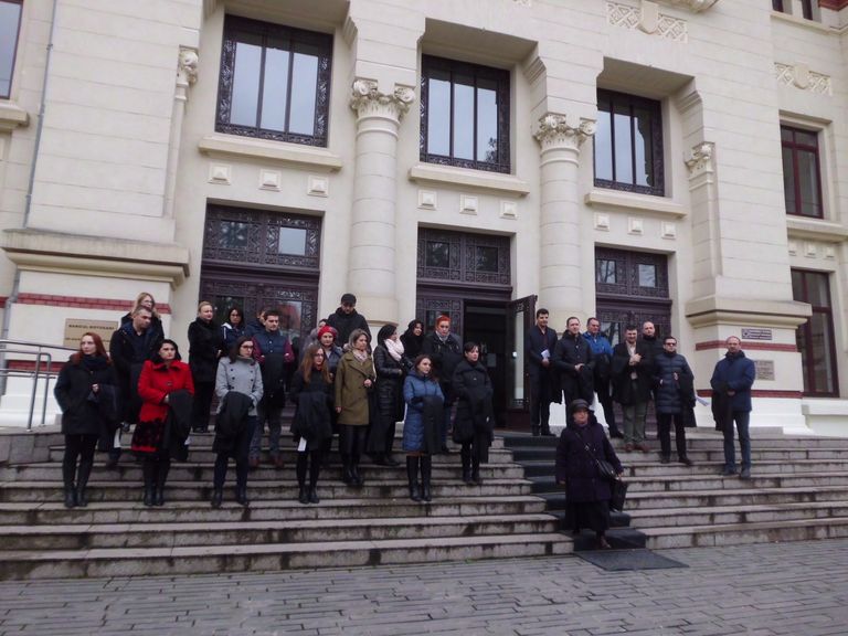 PROTEST PE TREPTELE JUDECĂTORIEI