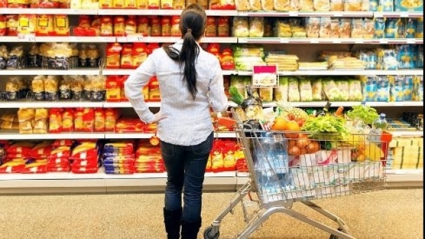 Protecția Consumatorului cere plafonarea prețurilor la produsele din coșul minim