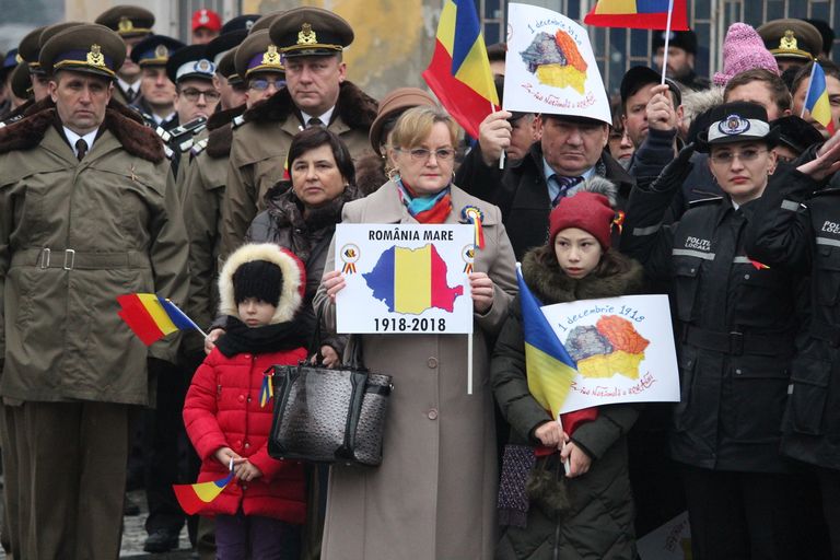 Ziua Naţională la Botoşani: politică, ploaie, cântece şi paradă prea scurtă –  Galerie foto