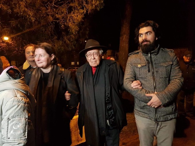 Filosoful Mihai Şora în stradă, la 101 ani