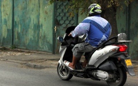 Dosar penal pentru un dărăbănean care conducea un moped deși nu avea permis