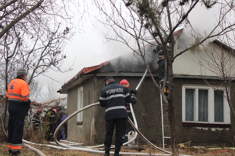 Casă cuprinsă de flăcări, în municipiu