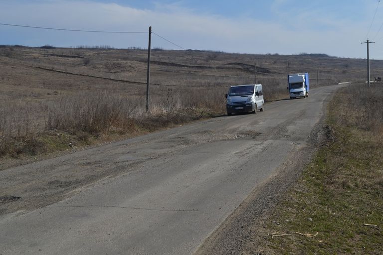 Şefii judeţului ne ţin în gropi