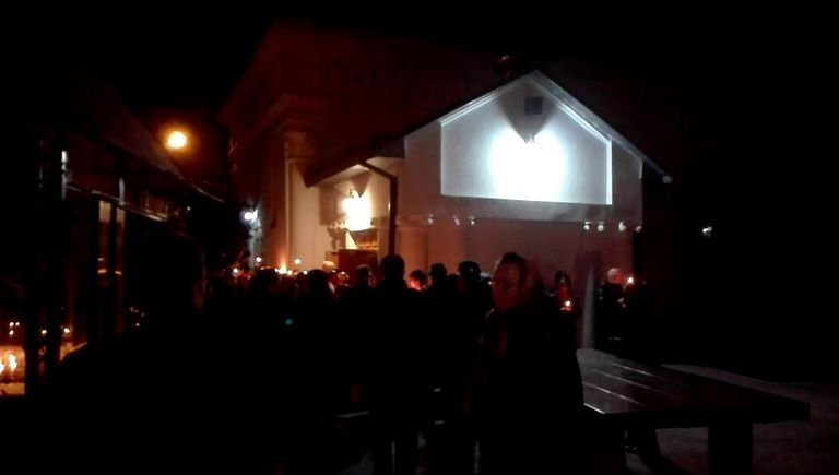 Credincioşii primesc Lumină la Biserica Sfântul Spiridon din Botoşani.