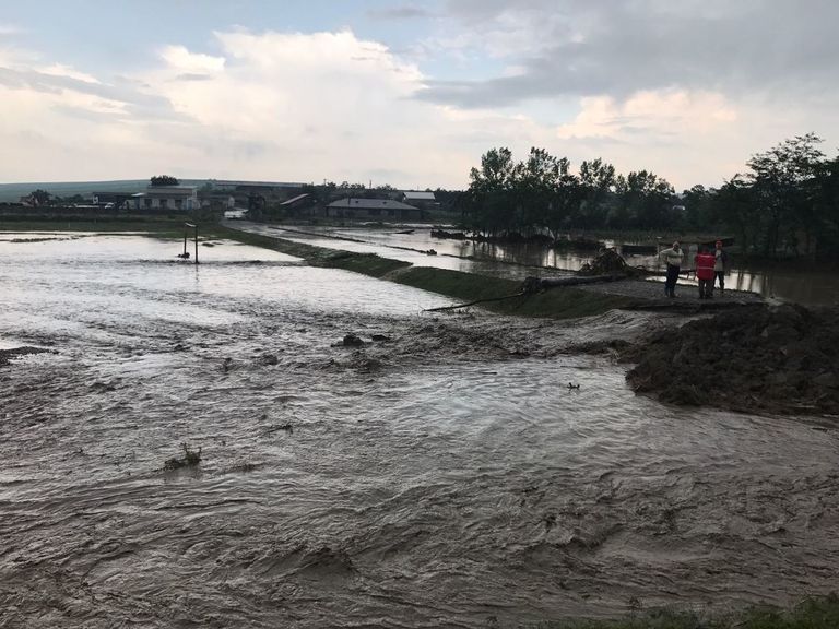 Se dărâmă casele. Tavan prăbuşit peste o femeie în satul Zlătunoaia