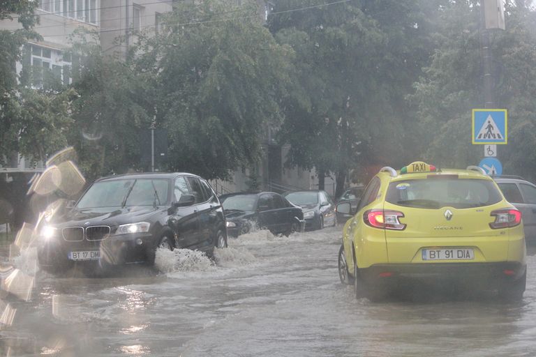 Potopul continuă. Pompierii asaltaţi cu solicitări