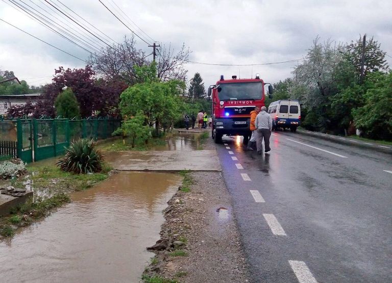 Intervenţii ale pompierilor în 32 de localităţi