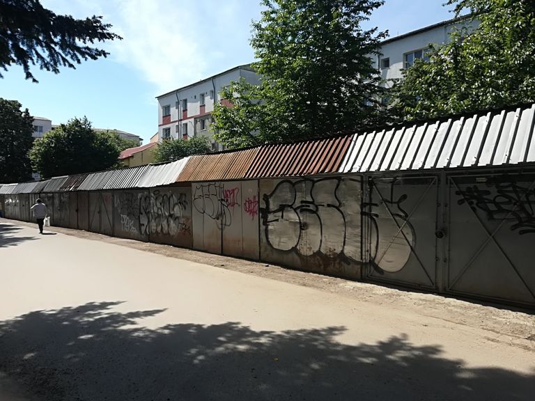 Garajele de lângă Colegiul “Mihai Eminescu” vor fi demolate