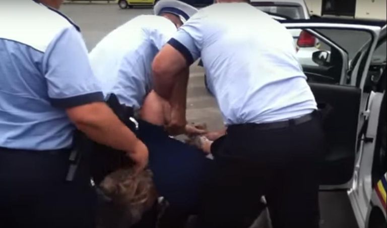 Încătușat, condamnat și obligat să-i plătească daune unui polițist Încătușat, condamnat și obligat să-i plătească daune unui polițist
