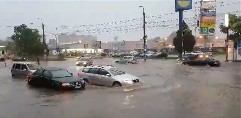 Noapte albă pentru pompieri. Municipiul Botoşani cel mai afectat de furtună