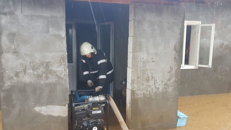 Prutul inundă primele gospodării. Pompierii intervin la Mitoc și Rădăuți Prut