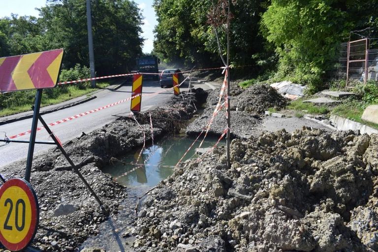 Strada Doboşari, afectată de avarii la conducta de apă rece (video)