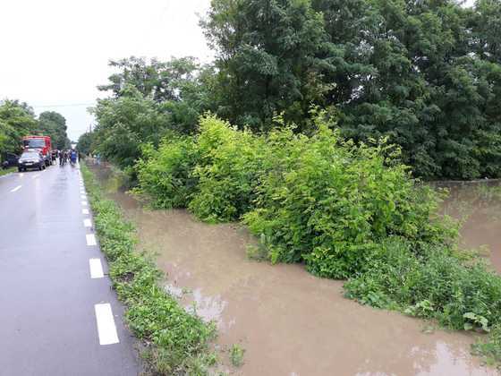 Trafic oprit pe DN 2H din Suceava din cauza fisurilor apărute în podul din Milişăuţi