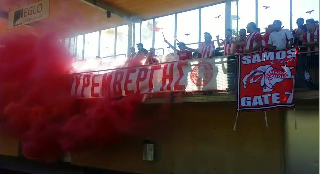 Spectacol pirotehnic făcut de fanii lui Olympiacos la meciul cu FC Botoșani