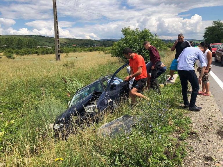 Mașină distrusă după un accident la beție. Șoferul era aproape de comă alcoolică