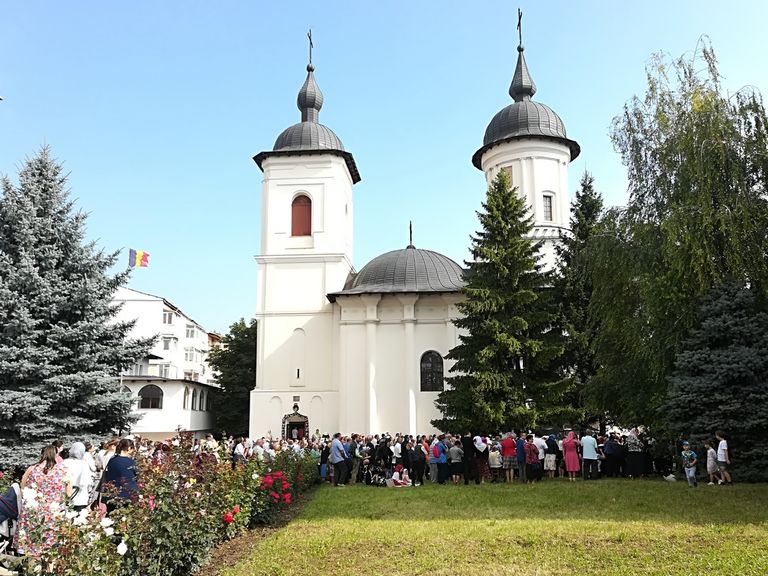 Sute de botoşăneni, la slujba oficiată la Biserica „Sfântul Ilie” (video)