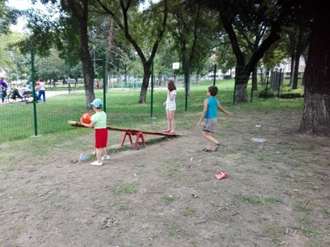 Copiii din Parcul Tineretului se joacă în zona amenajată pentru câinii de companie