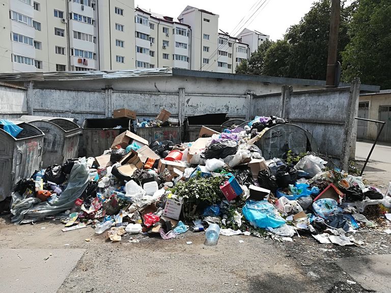 Probleme cu deşeurile menajere în zona Ştefan Luchian (video)