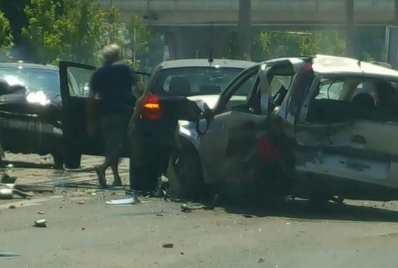 Un şofer urmărit de POLIŢIE a rănit două persoane şi a lovit cinci maşini în nordul Capitalei