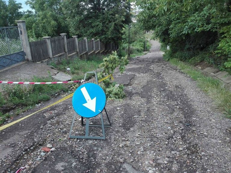 O stradă din municipiul Botoşani a fost distrusă de ape