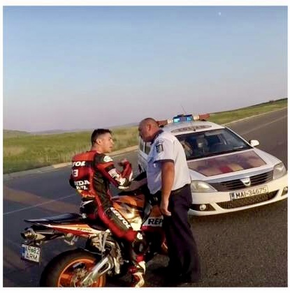 Lecție oferită unor tineri motocicliști de un polițist de la Rutieră
