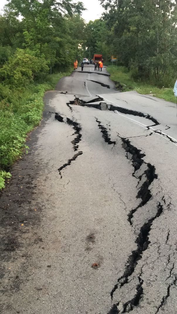 Un drum naţional din Argeş arată ca după cutremur, după o alunecare de teren
