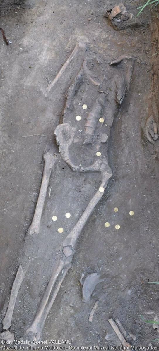 Comoară descoperită în cimitirul unei mănăstiri din Iași