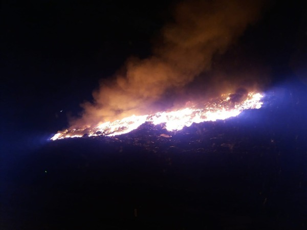 Incendiul de la groapa de gunoi a oraşului Arad a fost stins după aproape 17 ore