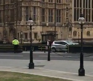 ALERTĂ în Londra. O maşină a intrat în barierele din faţa Parlamentului britanic