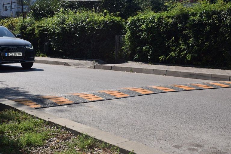 Strada Vârnav a fost „dotată” cu limitatoare de viteză