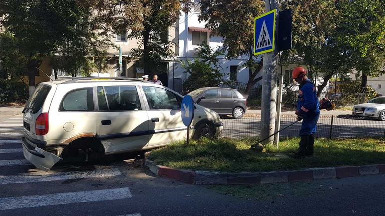 Femeie rănită după un accident pe Împărat Traian