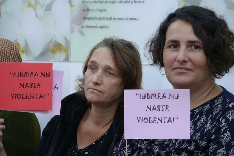 Dezbatere pe tema violenţei în familie şi societate