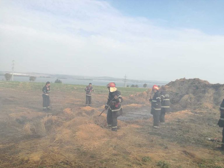 Incendiu uriaş la Ripiceni. Pompierii luptă cu focul de 10 ore