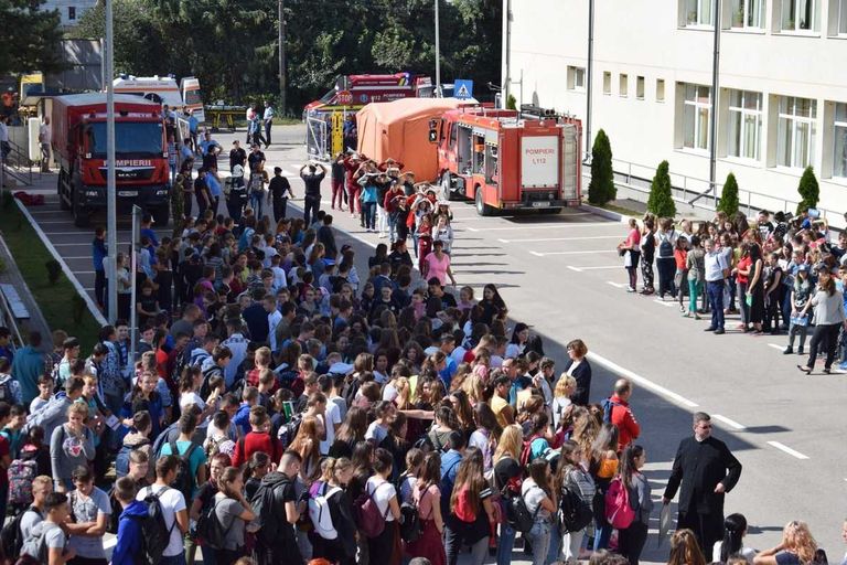 Desfăşurare de forţe la Truşeşti. Intervenţii cu elicopterul (video)