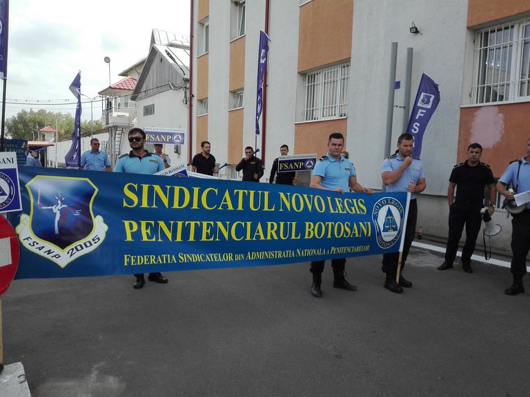 Sindicaliştii din Penitenciarul Botoşani protestează la Bucureşti